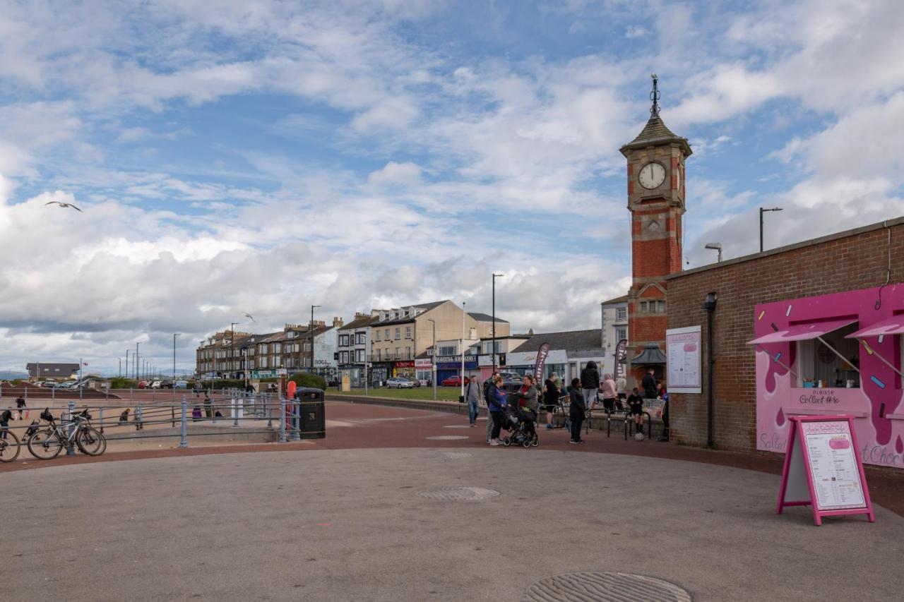 The Croston Balcony Apartment- Morecambe Central Promenade, Beach Front And Sea Views Esterno foto
